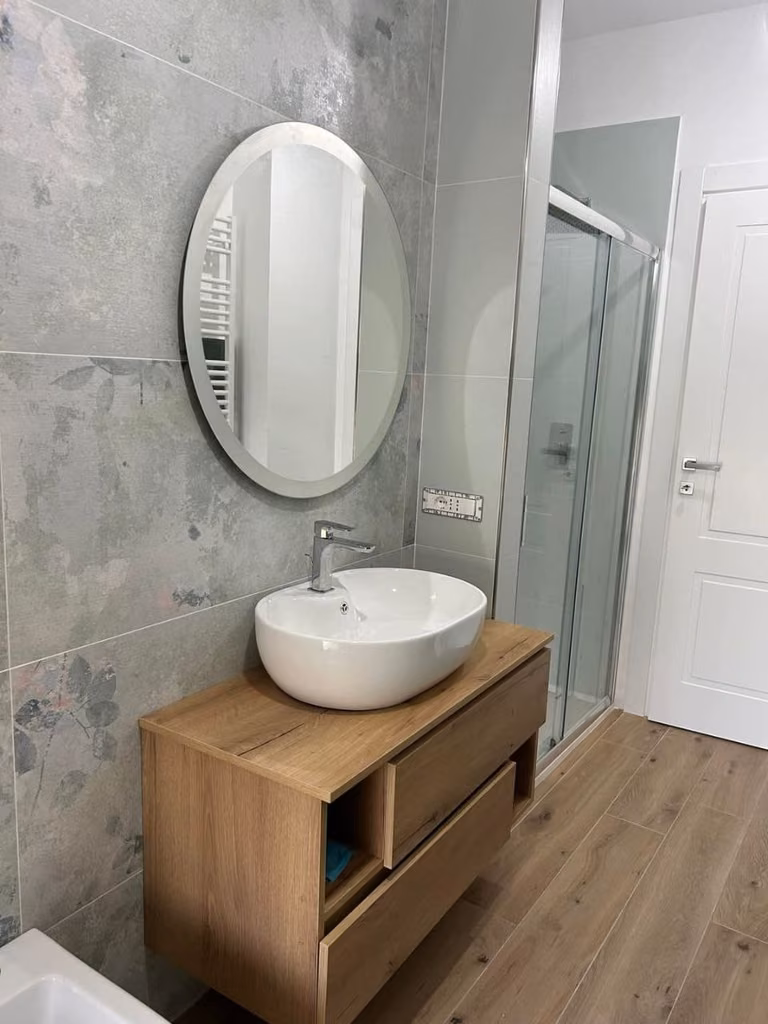 Lavandino e specchio in un bagno